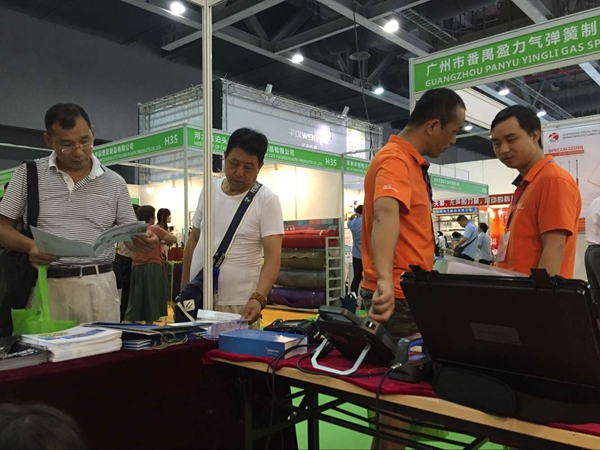 亞泰光電攜百萬(wàn)像素工業(yè)內(nèi)窺鏡亮機(jī)2016第十四屆汽車(chē)養(yǎng)護(hù)展