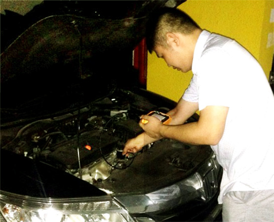 車主周先生用CIE汽車內(nèi)窺鏡給自己愛(ài)車做維護(hù)檢測(cè)