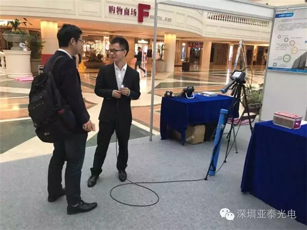 亞泰光電內窺鏡事業部吳經理與現場客戶交流