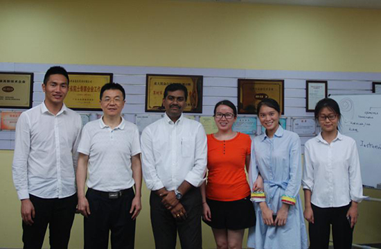 亞泰光電總經理鄭翔（左二）、AIMIL副總經理Subrahmanyam