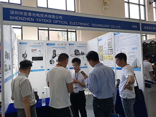 亞泰光電展臺前內(nèi)窺鏡工程師與現(xiàn)場觀眾咨詢交流