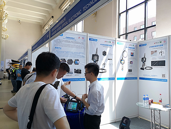 公司內(nèi)窺鏡銷售工程師向客戶現(xiàn)場講解亞泰光電內(nèi)窺鏡各項產(chǎn)品技術(shù)性能