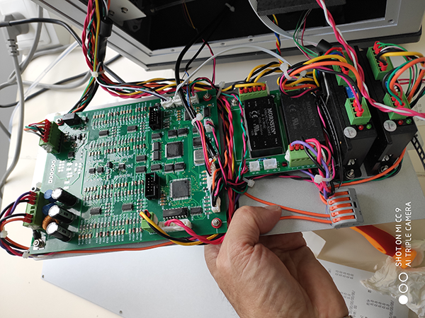 亞泰光電質(zhì)量部工程師客戶油液實(shí)驗室現(xiàn)場顆粒計數(shù)器維護(hù)