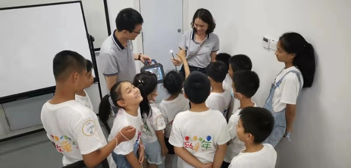 小朋友們走進亞泰,現(xiàn)場參觀,感受內(nèi)窺鏡之奧秘