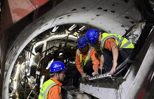 工程人員現場安裝、調試設備